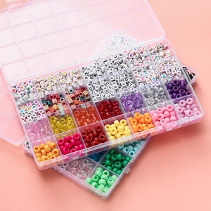 Detail der 28-Raster Box mit bunten Buchstabenperlen und großen Lochperlen für DIY-Sets