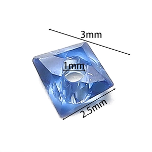 Dettaglio di perline quadrate in vetro blu da 3mm per creazione gioielli fai-da-te