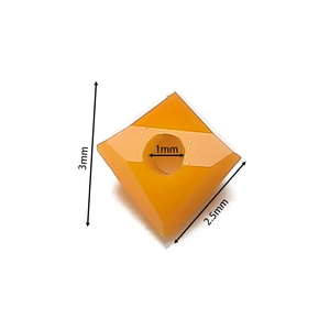 Macro di una perlina a triangolo arancione da 2mm con foro da 1mm per gioielli fai-da-te