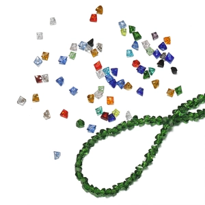 Dettaglio di perline di vetro sfaccettate da 2mm per la creazione di gioielli fai-da-te