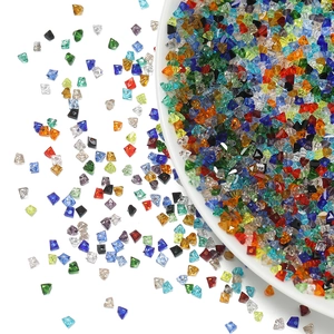 Dettaglio di perle di cristallo triangolari multicolore da 2mm in una ciotola