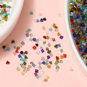 Dettaglio di perline sfaccettate in vetro 2mm multicolore per gioielli fai da te e hobby