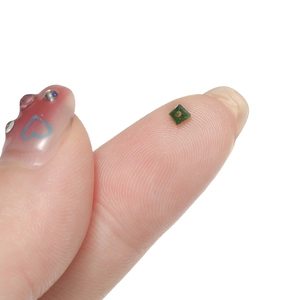 Macro di una perla quadrata in vetro verde da 2mm per la creazione di gioielli fai da te
