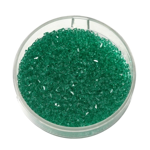 Dettaglio macro di perline di cristallo smeraldo da 2mm per gioielli fai-da-te in scatola