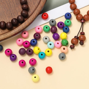 Gros plan de perles en bois colorées et de bracelets ronds pour la création de bijoux