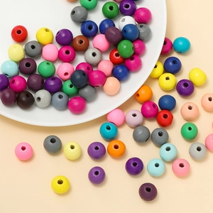 Gros plan de perles en bois colorées avec trou central pour la création de bijoux DIY