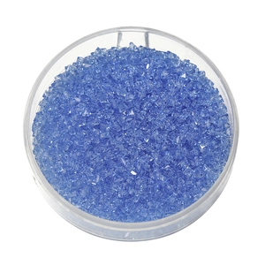 Dettaglio di perline di vetro cristallo azzurro 2mm in un contenitore tondo