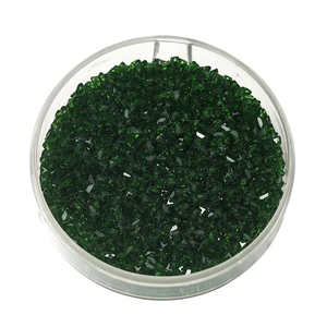 Vista macro di perline di vetro bicono verde smeraldo 2mm per la creazione di gioielli