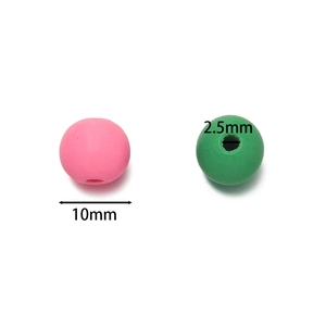 Détail des perles en bois mat de 10mm rose et vert avec trou de 2,5mm pour bijoux DIY