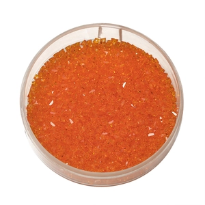Dettaglio di perle sfaccettate arancioni da 2mm in un vassoio di plastica trasparente