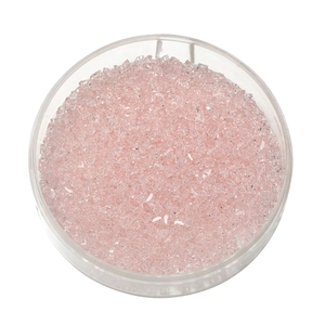 Dettaglio macro di perline di vetro triangolari rosa da 2mm in una custodia rotonda