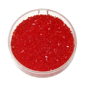 Vista macro di perline in cristallo di vetro rosso sfaccettato 2mm per gioielli DIY