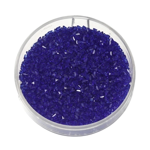 Vista macro di perle di vetro cristallo blu da 2mm sfaccettate per gioielli fai-da-te