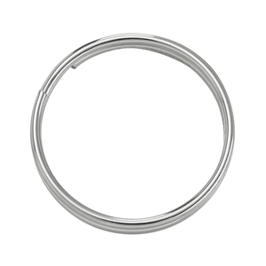 Dettaglio ravvicinato di un portachiavi argento lucido con design a doppia spirale