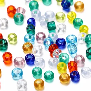 Dettaglio di perline di vetro colorate da 2mm per la creazione di gioielli fai da te