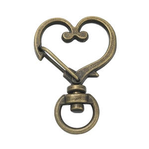 Dettaglio di moschettone a forma di cuore in bronzo antico per creazione di gioielli fai da te