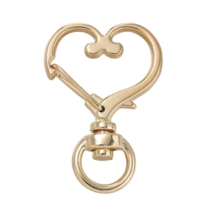Dettaglio di un moschettone girevole dorato a forma di cuore per accessori portachiavi fai-da-te