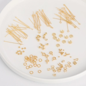 Macro-opname van 18K vergulde sieraden DIY-accessoires set met kralen en pinnen
