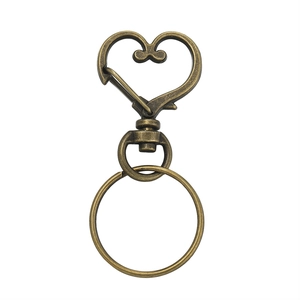 Dettaglio del moschettone a cuore in bronzo e anello piatto per portachiavi fai-da-te