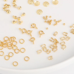 Macro-opname van 18K vergulde sieradenaccessoires set met sluitingen en bloemkraalkapjes
