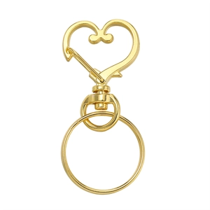 Dettaglio della chiusura a moschettone a cuore con anello rotante e portachiavi