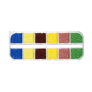 Vista dall'alto di scatola 12 scomparti con perline di vetro 2mm in sei colori per DIY