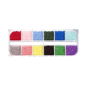 Dettaglio della scatola a 12 scomparti con perline di vetro colorate da 2mm per hobby DIY