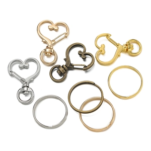 Set di moschettoni a cuore e anelli portachiavi in oro, argento, oro rosa e bronzo