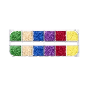 Vista dall'alto di scatola a 12 scomparti con perline colorate 2mm per gioielli fai da te
