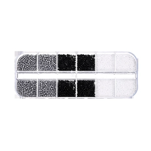 Dettaglio scatola 12 scomparti con perline di vetro da 2mm in colori bianco, nero e grigio