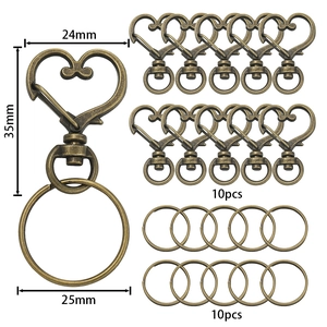 Vista dettagliata del set da 10 moschettoni a cuore e anelli portachiavi bronzo con misure