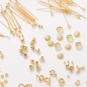 Macro-opname van 18K vergulde DIY-sieradenonderdelen met bloemkapjes en oogspelden