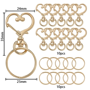 Set di moschettoni a cuore dorati con dimensioni 24x35mm e anelli piatti in dettaglio