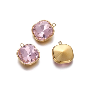 Detail eines quadratischen hellrosa Kristallanhängers mit Goldauflage für DIY-Schmuck