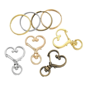 Set di moschettoni a cuore e anelli portachiavi in oro, argento, bronzo e oro rosa