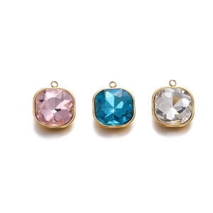 Detailansicht quadratischer Kristallanhänger in Rosa, Blau und Klar mit vergoldeten Rahmen