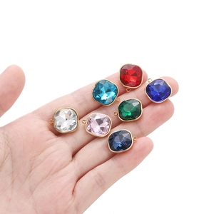 Set aus sieben quadratischen Kristallanhängern mit vergoldetem Rand für DIY-Schmuck