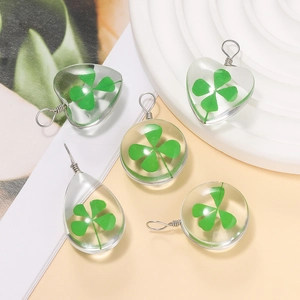 Kleeblatt-Anhänger aus Glas in Herz-, Rund- und Tropfenform mit echten Trockenblumen