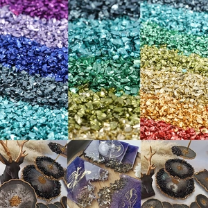 Détails macro de fragments de verre colorés pour l'art de la résine et la déco DIY maison