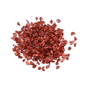 Détail macro de paillettes de verre rouge irrégulières pour l'artisanat et le paysage