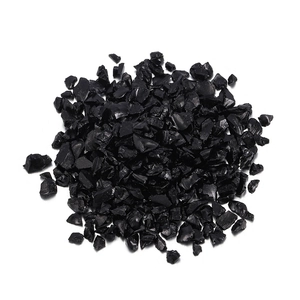 Vue détaillée de pierres d'obsidienne noire polies pour la décoration intérieure