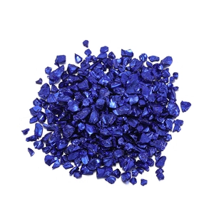 Vue macro de gravier de verre bleu foncé irrégulier pour décoration DIY micro paysage