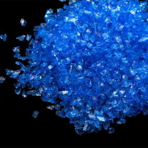 Gros plan détaillé de gravier de verre bleu irisé pour l'artisanat et la décoration