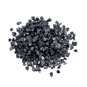 Vue détaillée de fragments de verre noir irréguliers avec texture brillante pour DIY