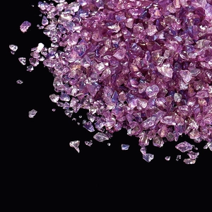 Vue macro de cristaux de verre concassés violets irisés avec fini perlé brillant