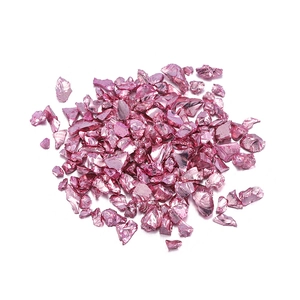 Gros plan de pierres en verre rose métallisé pour l'artisanat DIY et la décoration