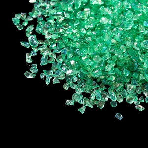Gros plan d'éclats de verre aurore vert menthe avec revêtement iris pour nail art DIY