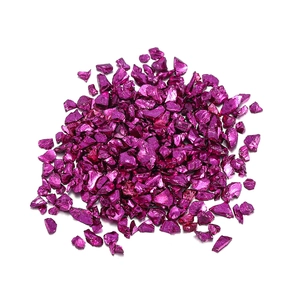 Détail macro de pierres en verre concassé magenta avec fini métallique réfléchissant