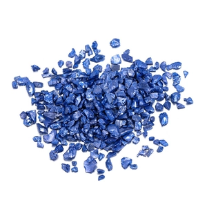 Vue détaillée de sable de verre bleu cobalt brillant pour décorations artisanales