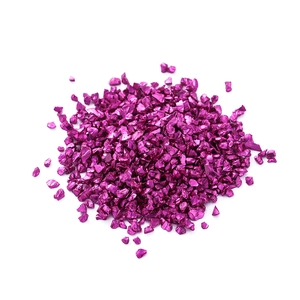 Gros plan de gravier en verre magenta concassé avec finition métallique pour décoration DIY
